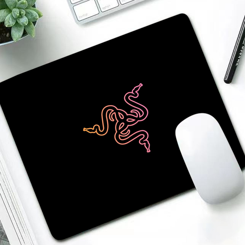 Gaming Accessories For Gaming Setup - Razer 高級マウスパッド アニメ ゲーマー デスクマット PC